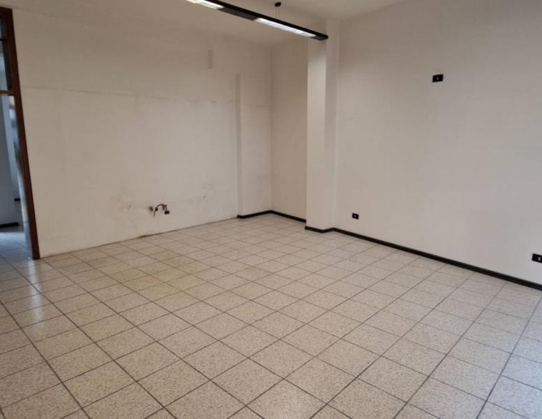 negozio in affitto a Toscolano-Maderno in zona Maderno