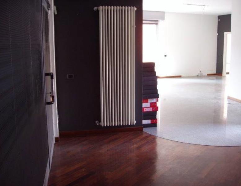 negozio in affitto a Toscolano-Maderno in zona Maderno