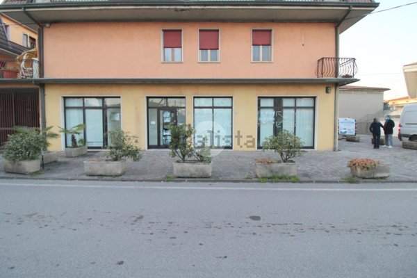 negozio in affitto a Travagliato