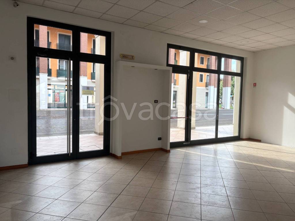 negozio in affitto a Travagliato