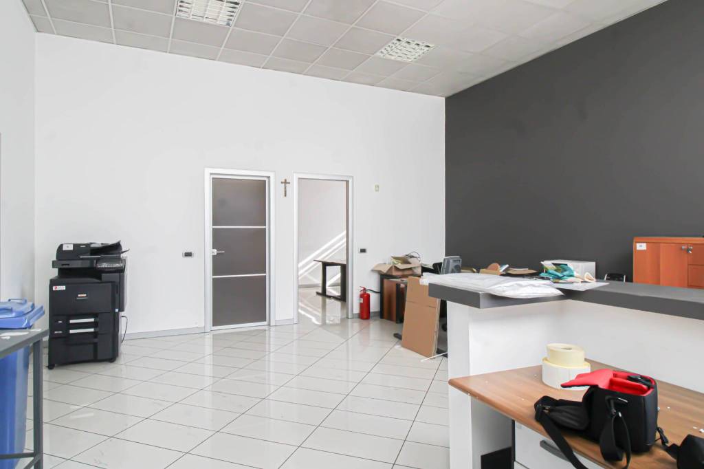 locale commerciale in affitto ad Urago d'Oglio