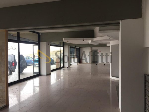 locale commerciale in affitto a Chieri