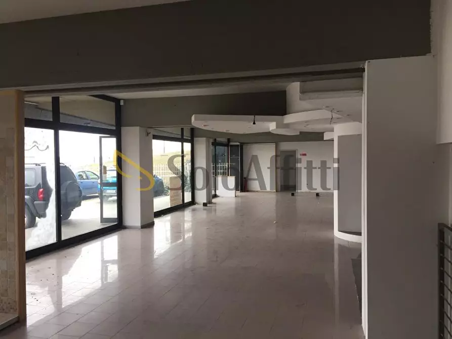 locale commerciale in affitto a Chieri