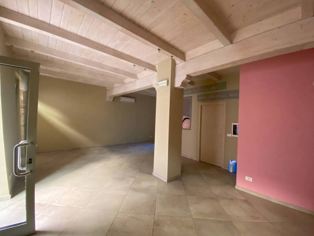 locale commerciale in affitto a Chieri