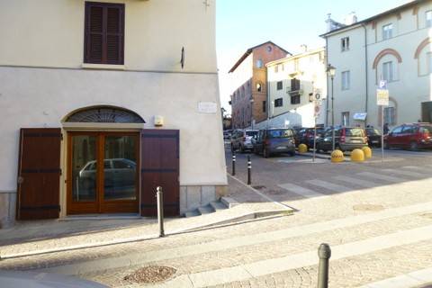 negozio in affitto a Chieri in zona Canarone