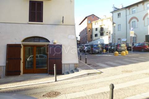 negozio in affitto a Chieri in zona Canarone