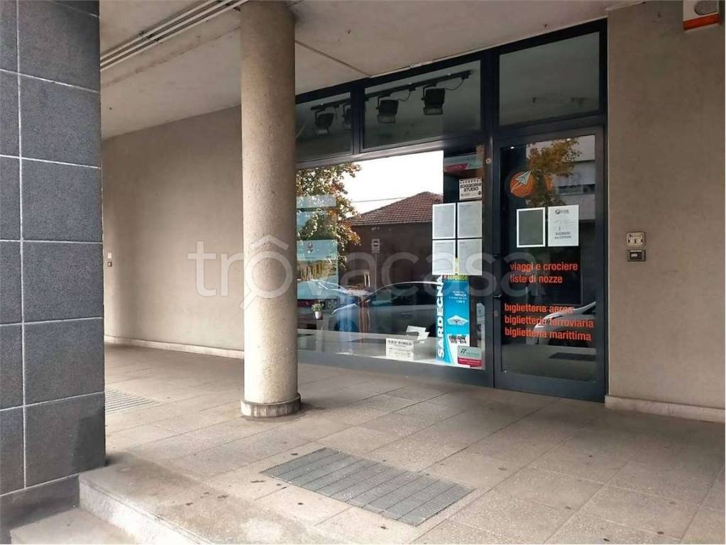 negozio in affitto a Chieri in zona Canarone