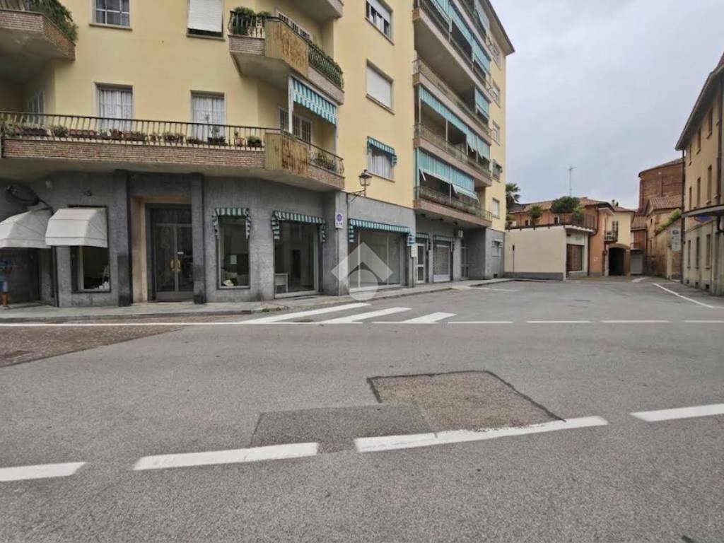 negozio in affitto a Chieri in zona Canarone