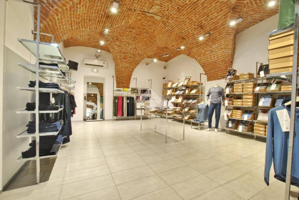 negozio in affitto a Chivasso