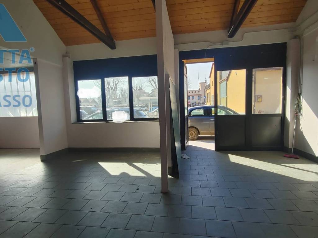 negozio in affitto a Chivasso