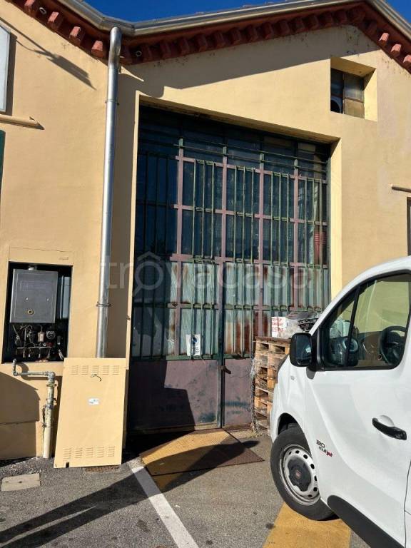 locale commerciale in affitto a Chivasso