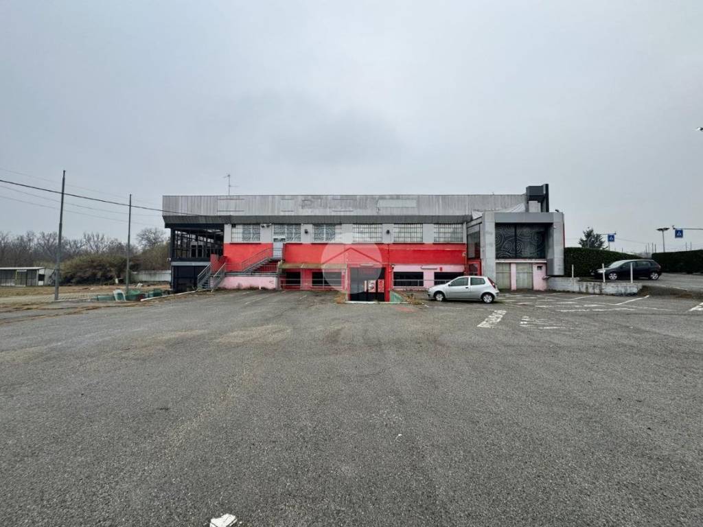 locale commerciale in affitto a Chivasso