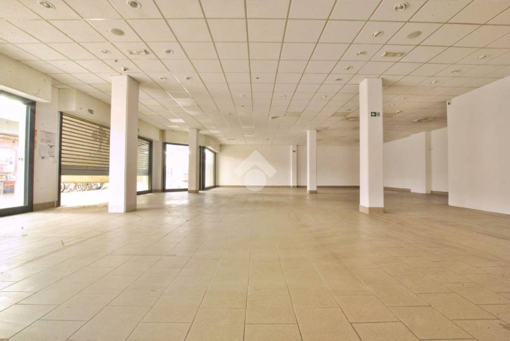 negozio in affitto a Chivasso