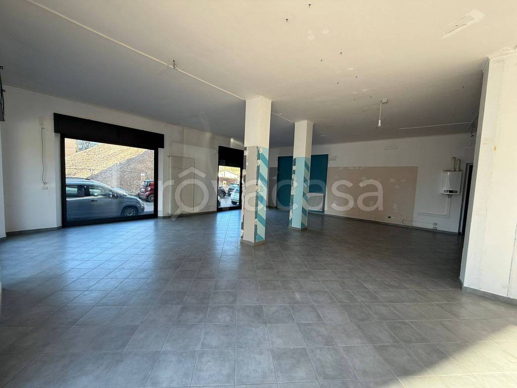 negozio in affitto a Chivasso