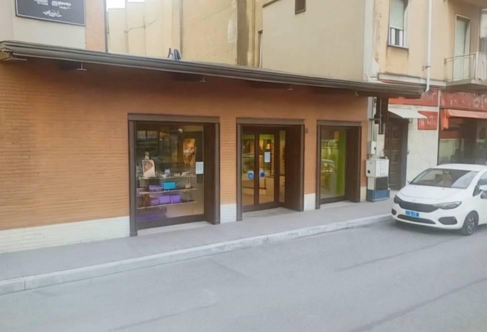 negozio in affitto a Collegno in zona Leumann