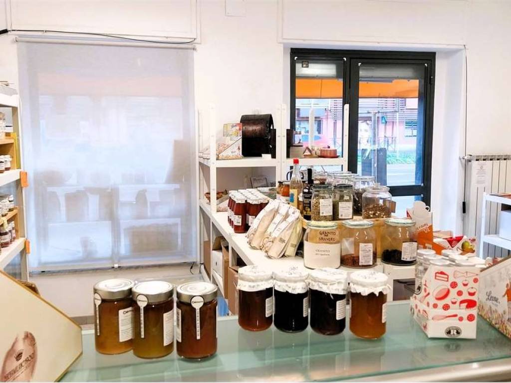 negozio in affitto a Collegno in zona Leumann