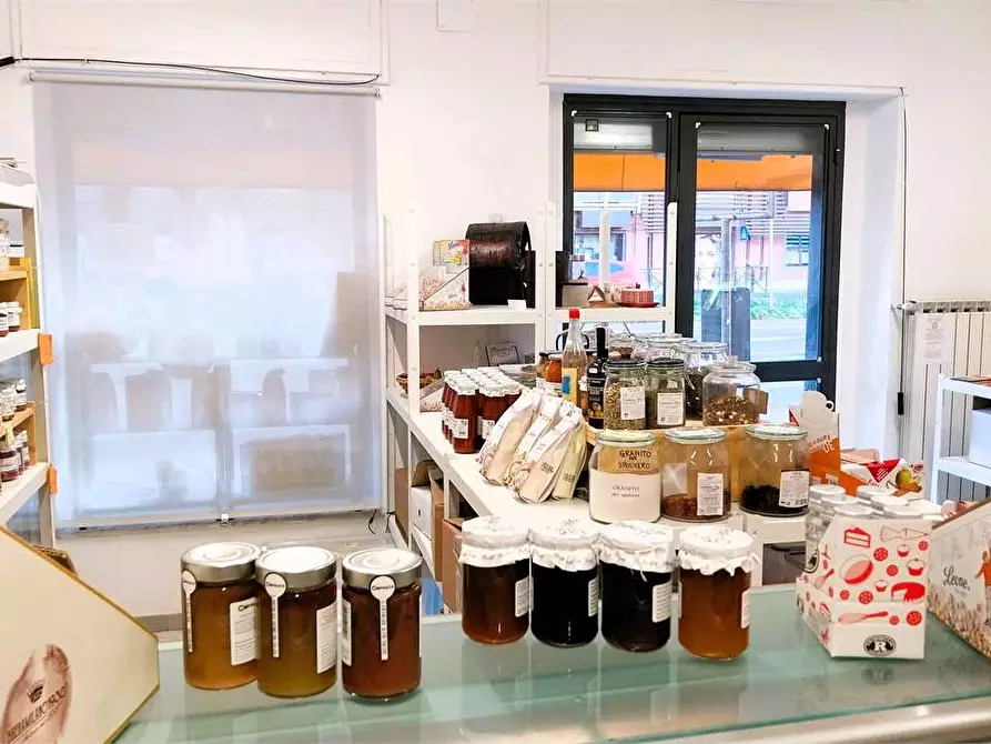 negozio in affitto a Collegno in zona Leumann