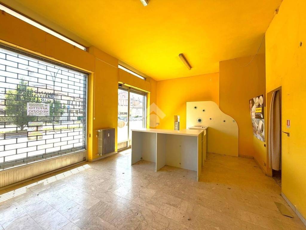negozio in affitto a Collegno in zona Leumann