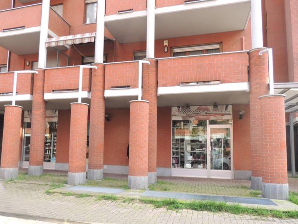 negozio in affitto a Collegno in zona Leumann