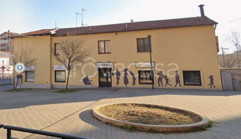 negozio in affitto a Collegno in zona Leumann