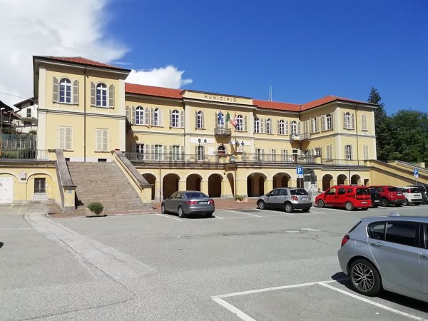 locale commerciale in affitto a Forno Canavese