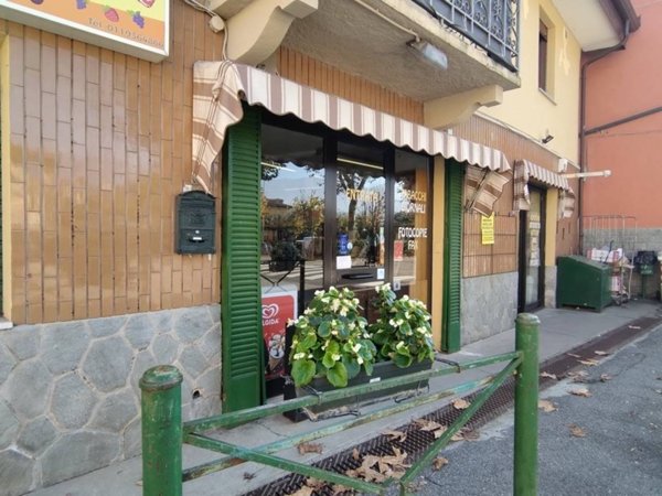 negozio in affitto a Giaveno in zona Sala