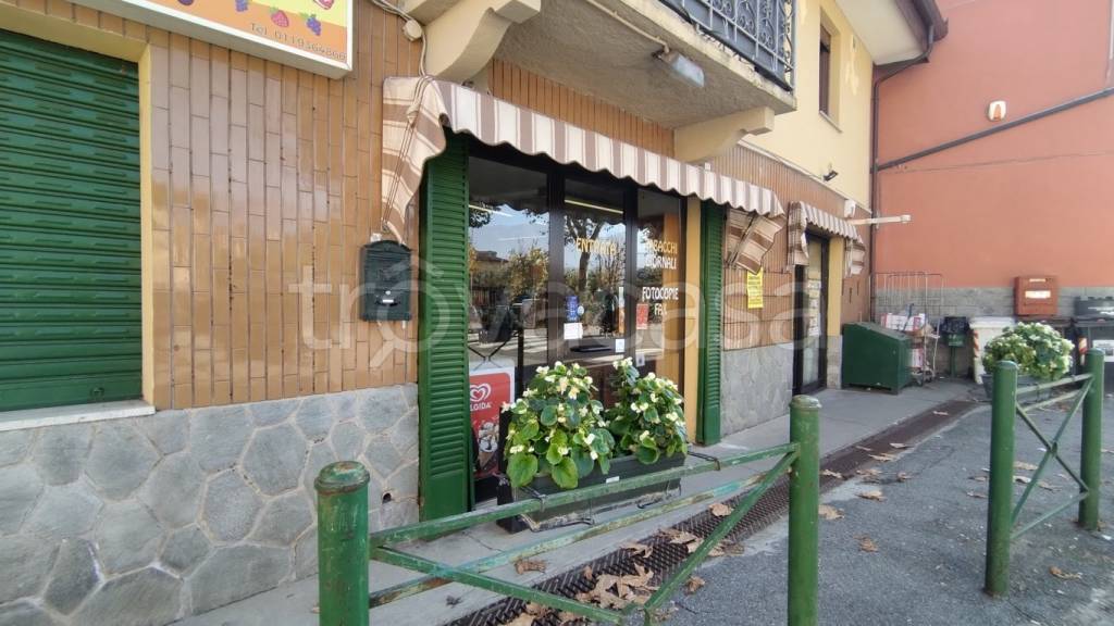 negozio in affitto a Giaveno in zona Sala