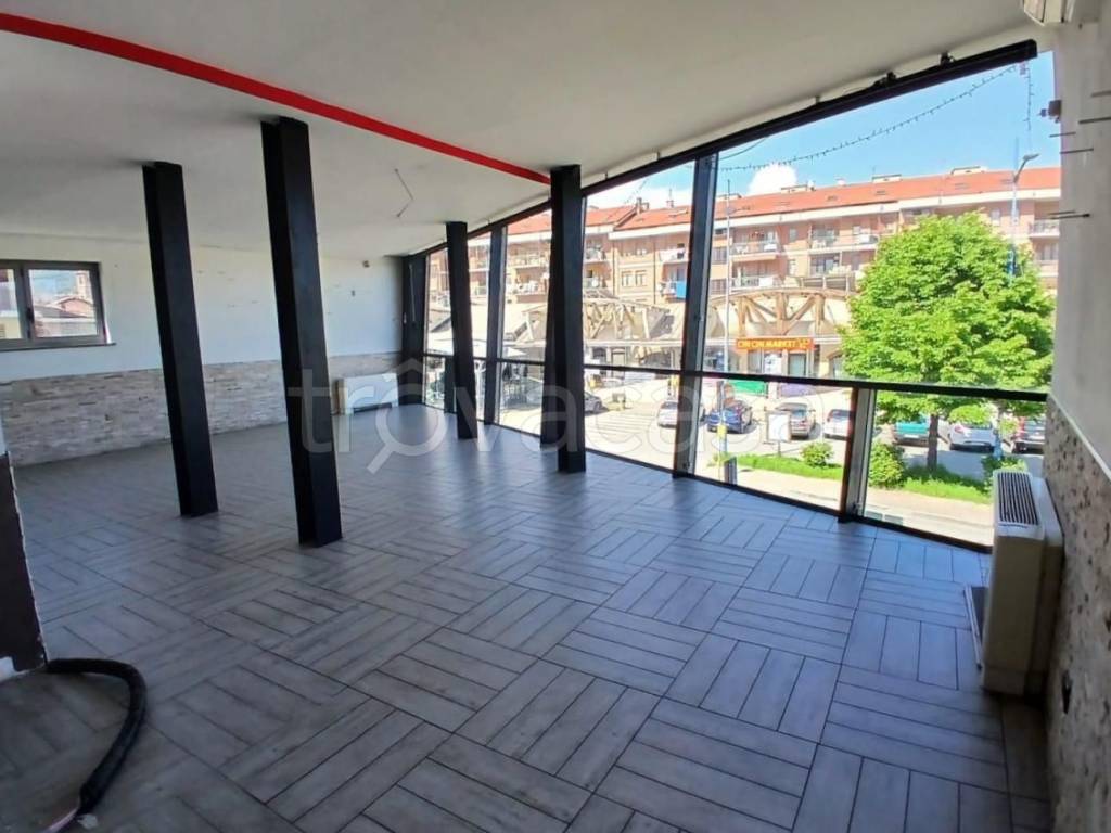 negozio in affitto a Giaveno in zona Sala