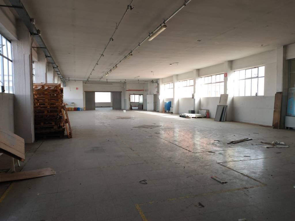 locale commerciale in affitto a Grugliasco