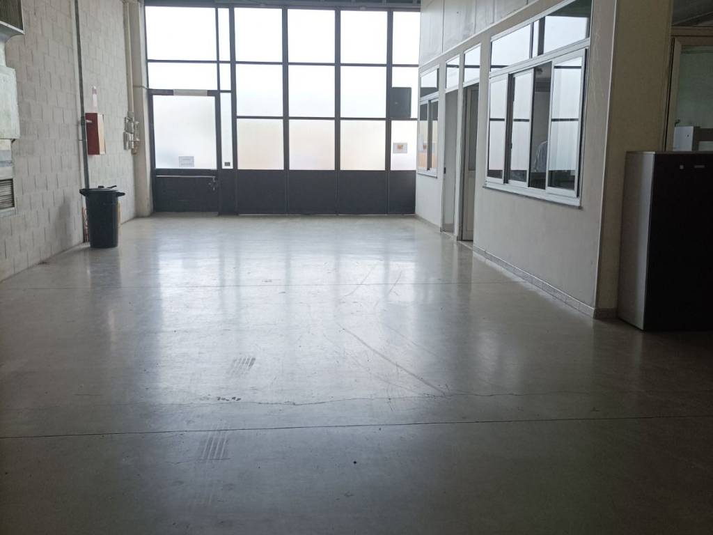 locale commerciale in affitto a Grugliasco