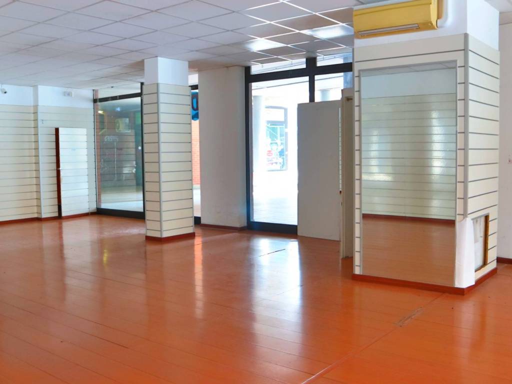 negozio in affitto a Grugliasco