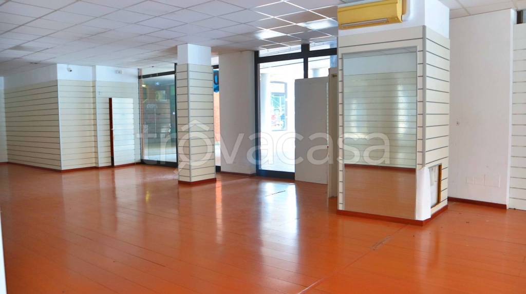 negozio in affitto a Grugliasco