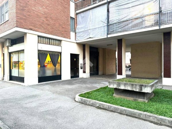 negozio in affitto a Grugliasco