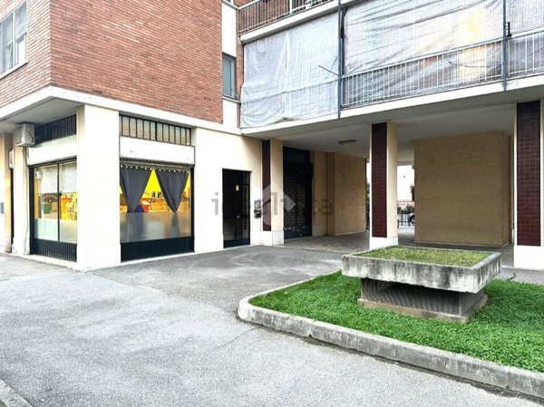 negozio in affitto a Grugliasco