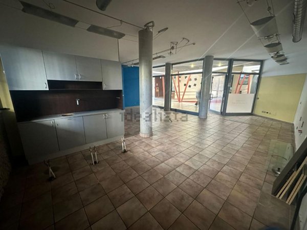 locale commerciale in affitto a Grugliasco