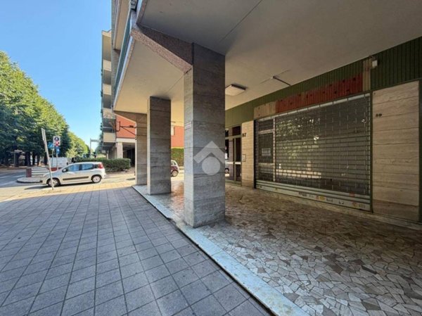 negozio in affitto a Grugliasco