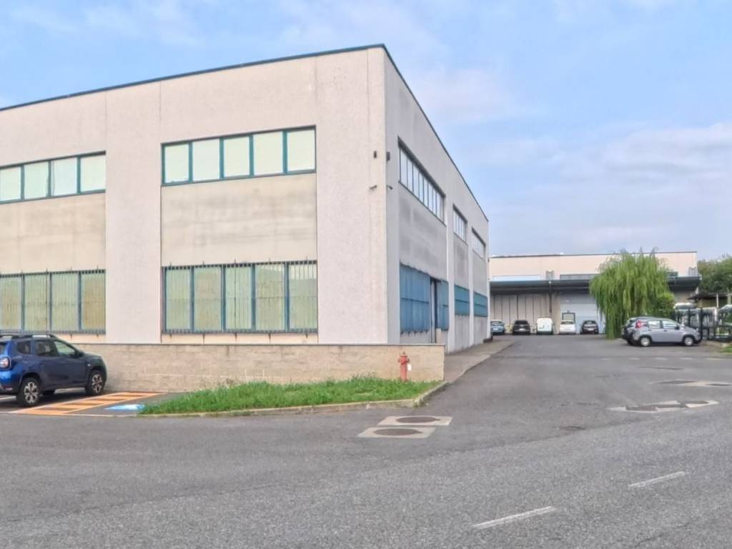 locale commerciale in affitto a Grugliasco
