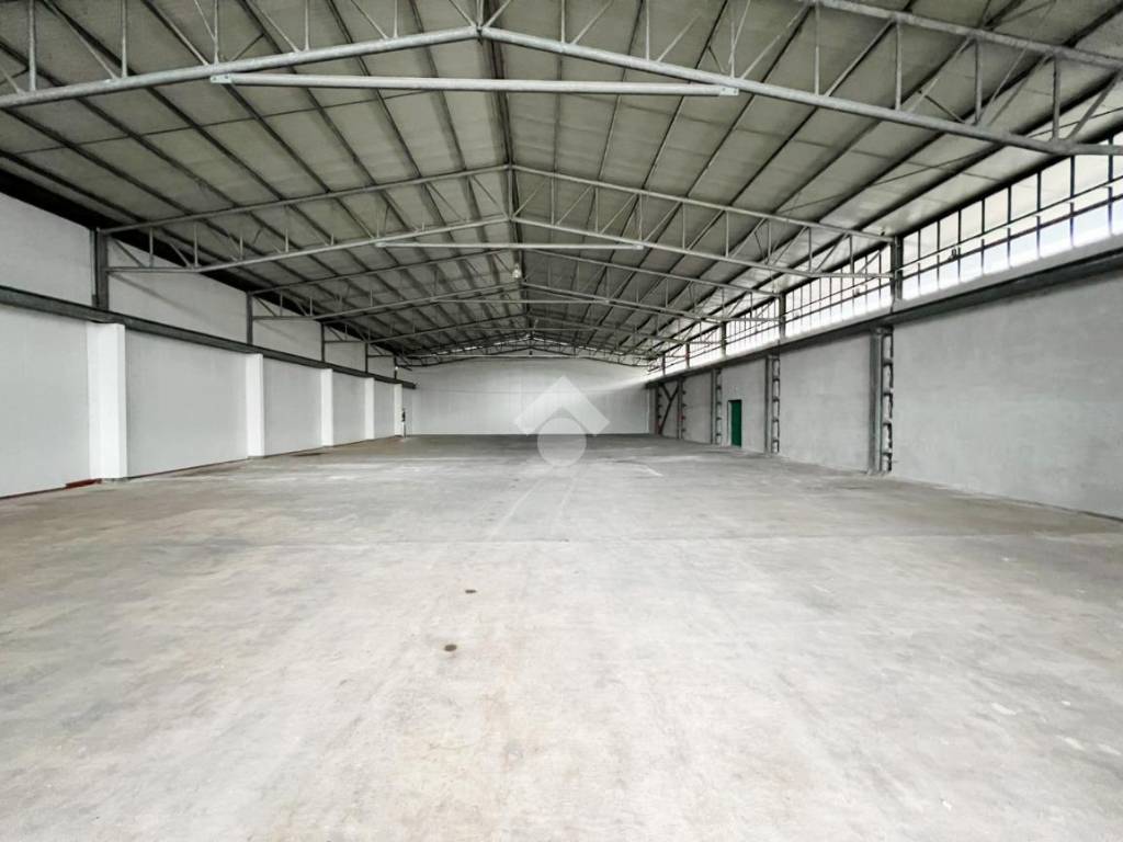 locale commerciale in affitto ad Ivrea