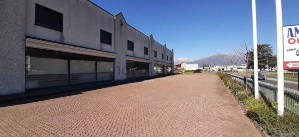 locale commerciale in affitto ad Ivrea