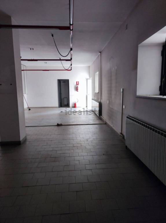 locale commerciale in affitto ad Ivrea