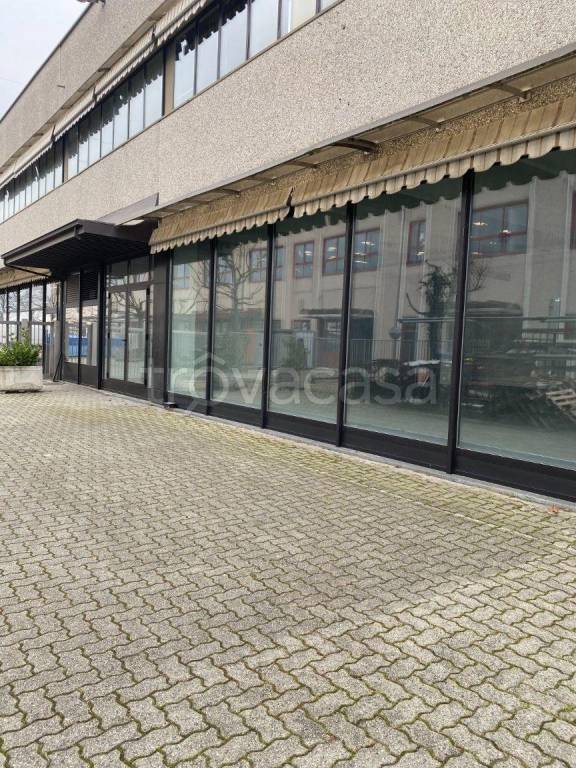 negozio in affitto ad Ivrea
