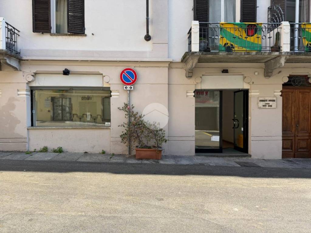 negozio in affitto ad Ivrea
