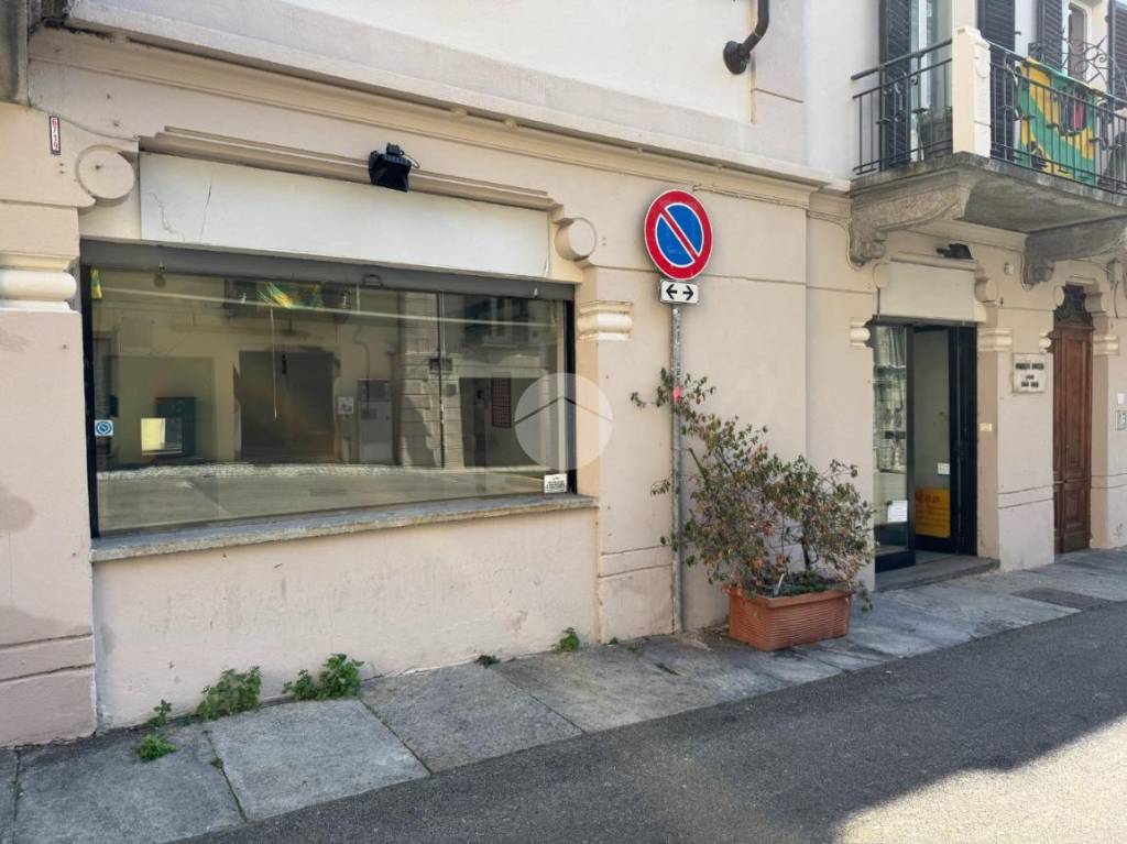 negozio in affitto ad Ivrea