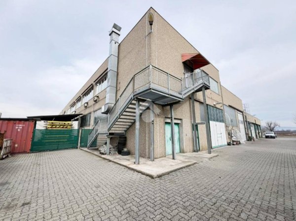 locale commerciale in affitto ad Ivrea