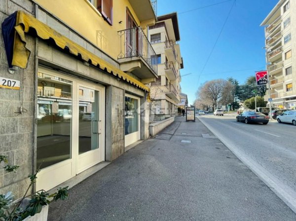 locale commerciale in affitto ad Ivrea