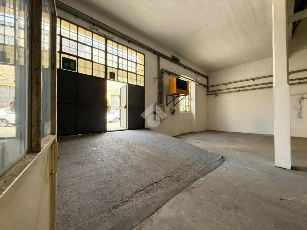 locale commerciale in affitto ad Ivrea