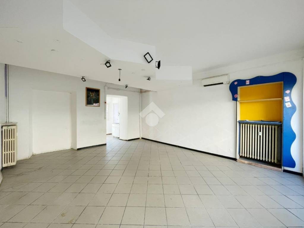 negozio in affitto ad Ivrea