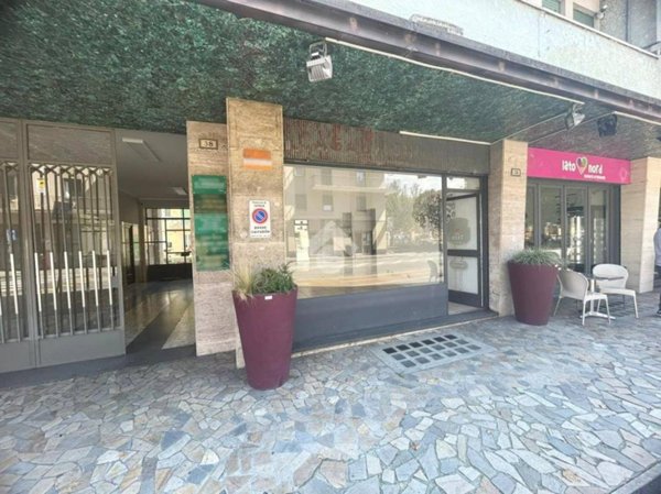 negozio in affitto ad Ivrea