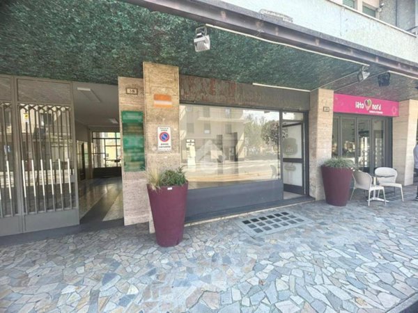 negozio in affitto ad Ivrea