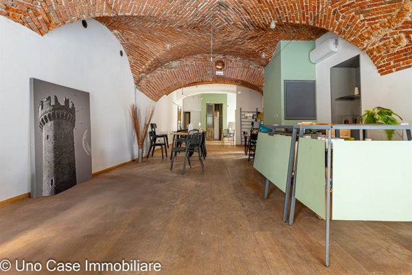 locale commerciale in affitto ad Ivrea
